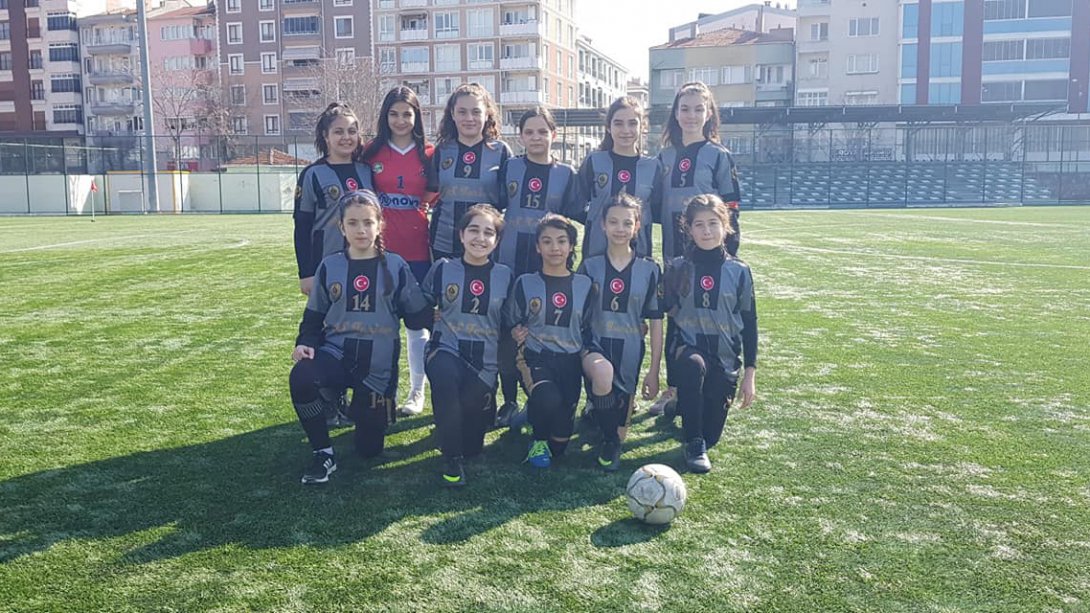Atatürk Ortaokulu Yıldız Kızları Başarıdan Başarıya Koşuyor