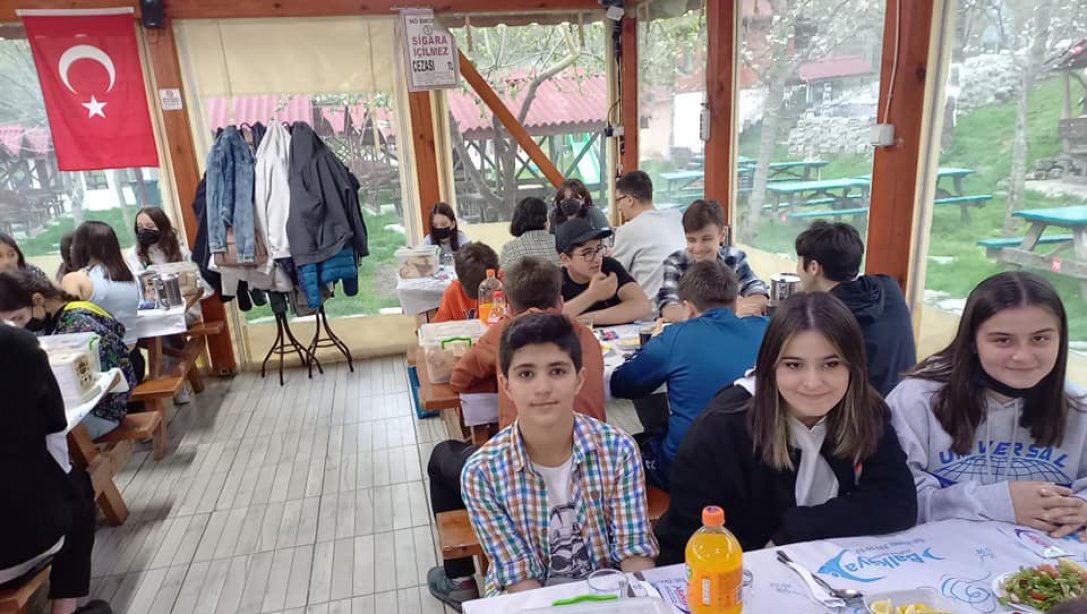 İlçe Millî Eğitim Müdürümüz Sn.  Recep AKDEMİR  Atatürk Ortaokulu 8. Sınıf  Öğrencileri ile İftarda Bir Araya Geldi