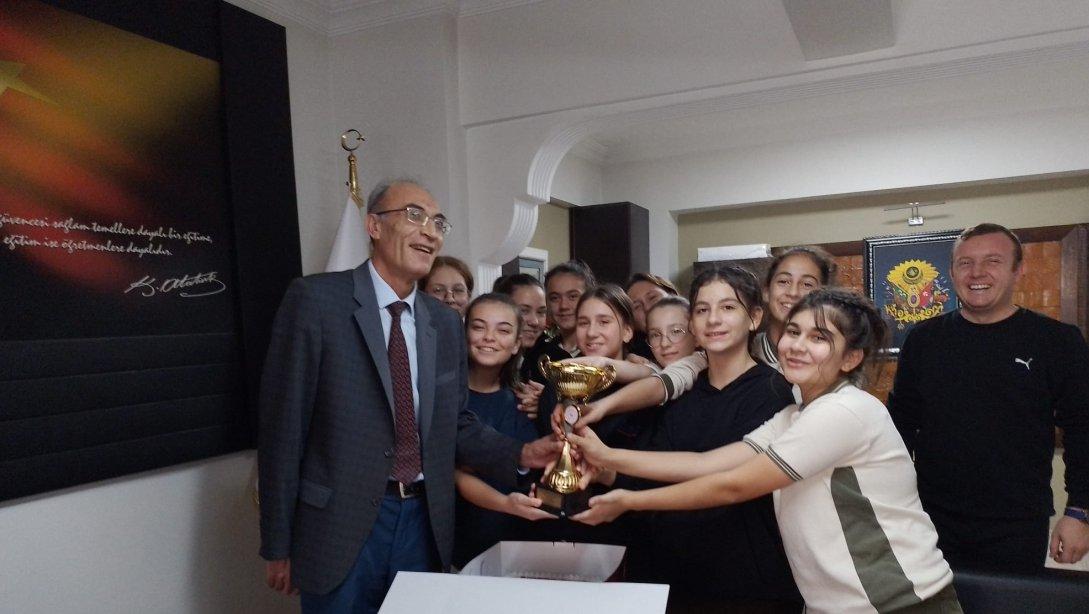 İl Şampiyonu Olan Yıldız Kız Voleybol Takımı İlçe Milli Eğitim Müdürümüz Recep Akdemir'i Ziyaret Etti