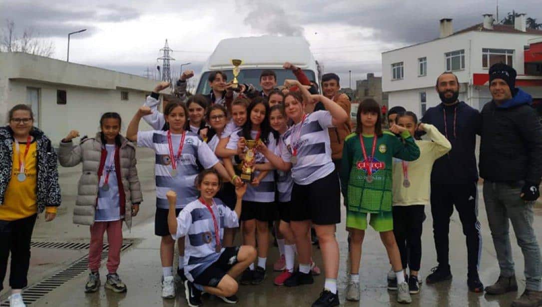 Namık Kemal Ortaokulu Minik Kız Hentbol Takımımız İl İkincisi Oldu