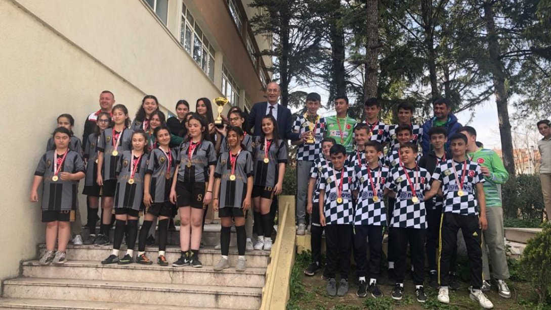 İlçe Milli Eğitim Müdürümüz Recep AKDEMİR Şampiyon Olan Okul Takımlarını Ziyaret Etti