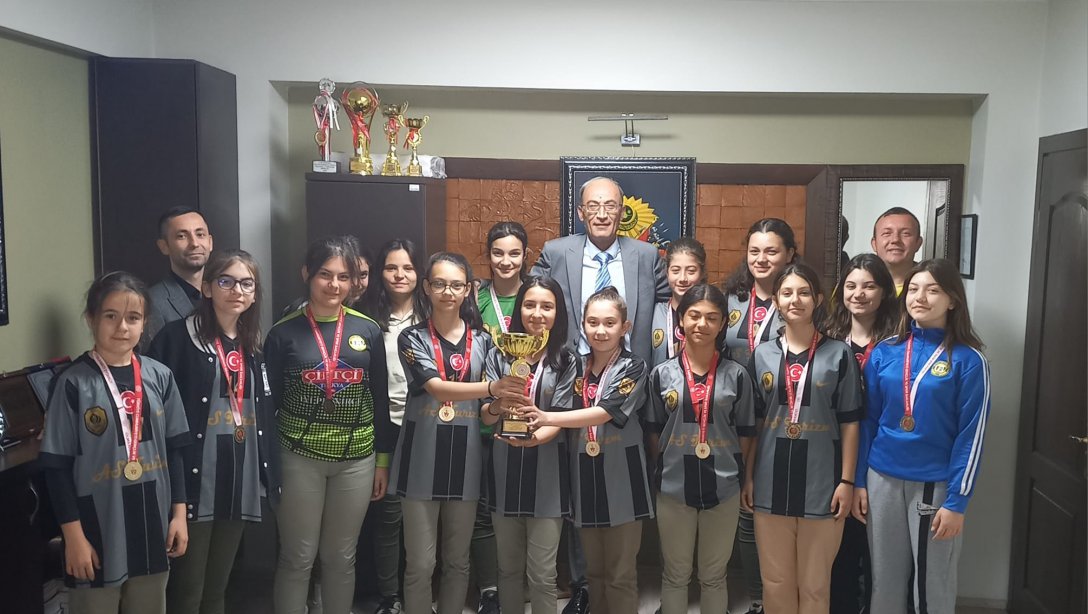 Atatürk Ortaokulu Kız Futbol Takımının İlçe Milli Eğitim Müdürümüzü Ziyareti