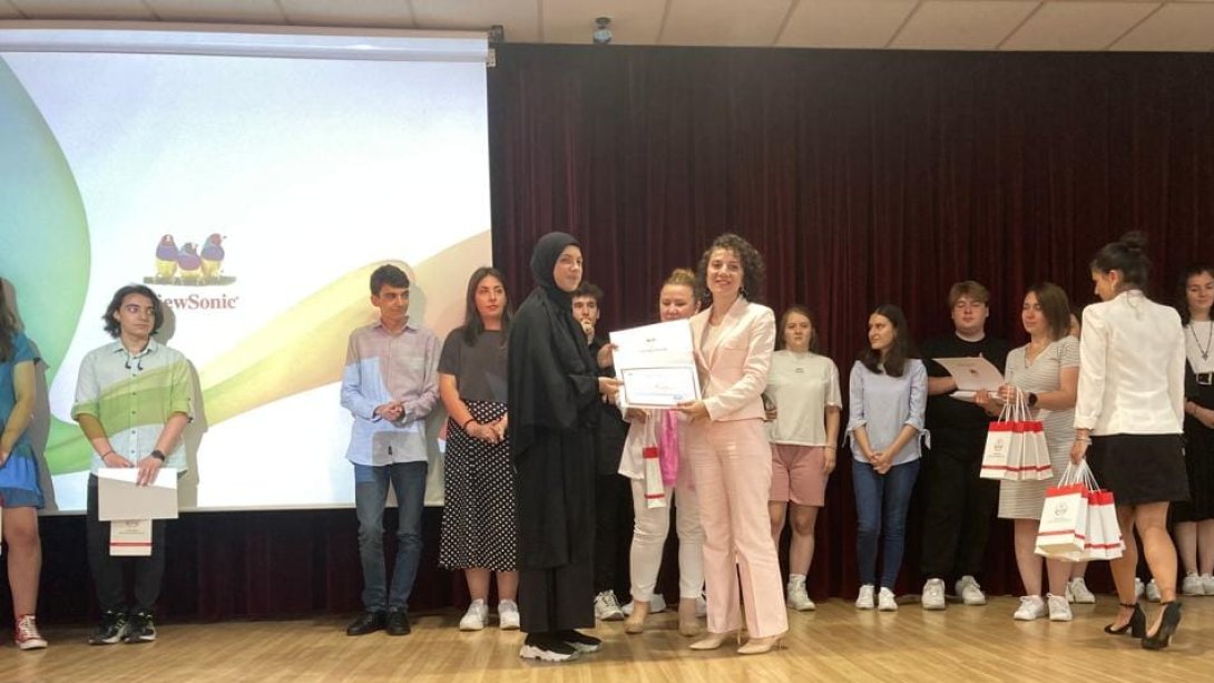 YKS'de Başarı Gösteren Öğrencimize Ödül Verildi