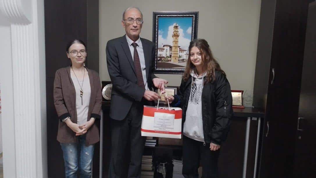 ''Cumhuriyet ve Türkçemiz'' Konulu Deneme Yarışmasında İl Birincisi Olan Öğrencimize Hediyesi Takdim Edildi