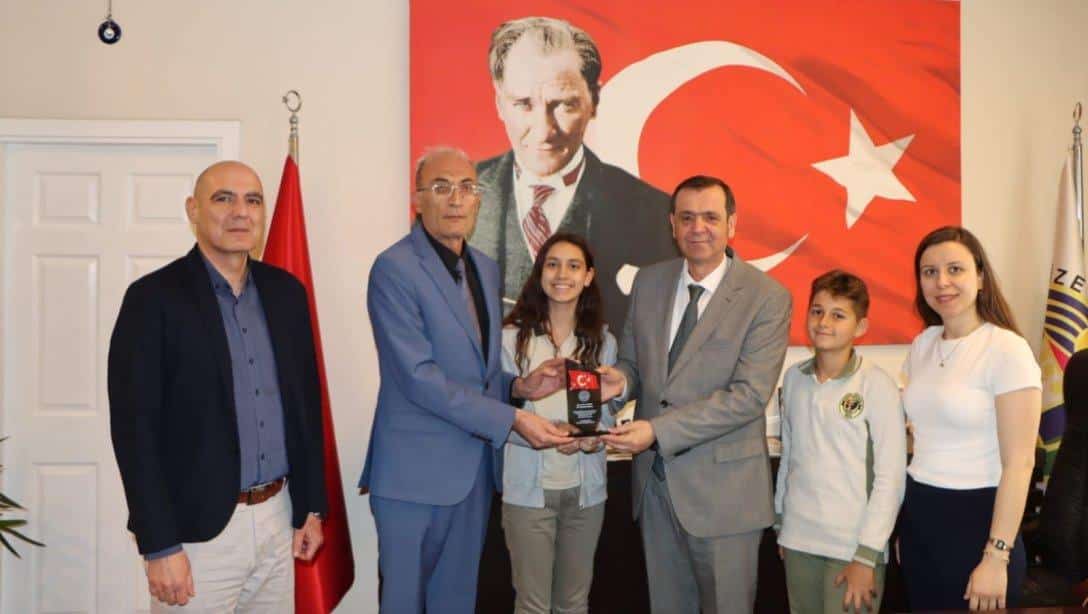 İlçe Milli Eğitim Müdürlüğünden Vize Belediye Başkanı Ercan ÖZALP'e Teşekkür Plaketi