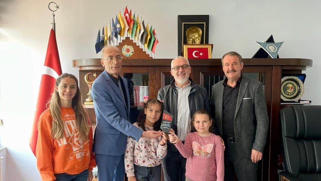 İlçe Milli Eğitim Müdürlüğünden Çakıllı Belediye Başkanı Mehmet BAYRAM'a Teşekkür Plaketi