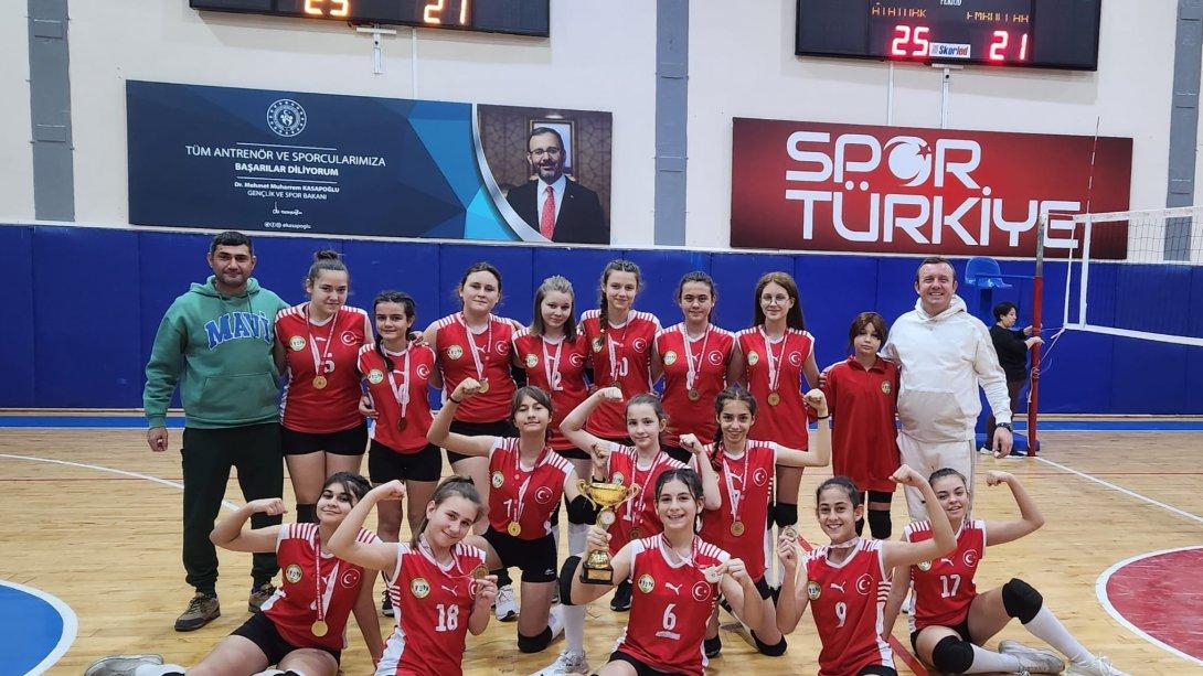 Atatürk Ortaokulu Yıldız Kız Voleybol Takımımız İl Şampiyonu Oldu