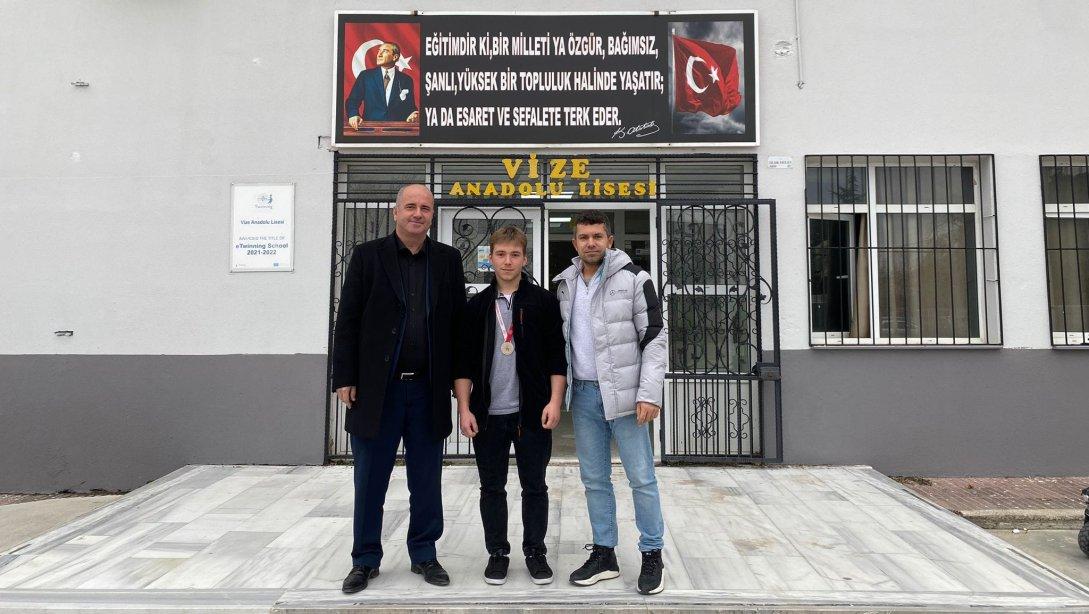 Vize Anadolu Lisesi öğrencisi Ali ALLAHKURTARDI, Serbest Stil Güreşte 60 kg Kategorisinde İl Birincisi Oldu