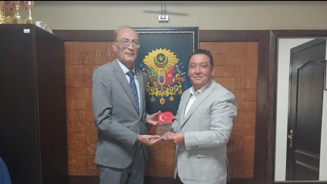 Gençlik ve Spor İlçe Müdürü'ne Plaket Takdimi