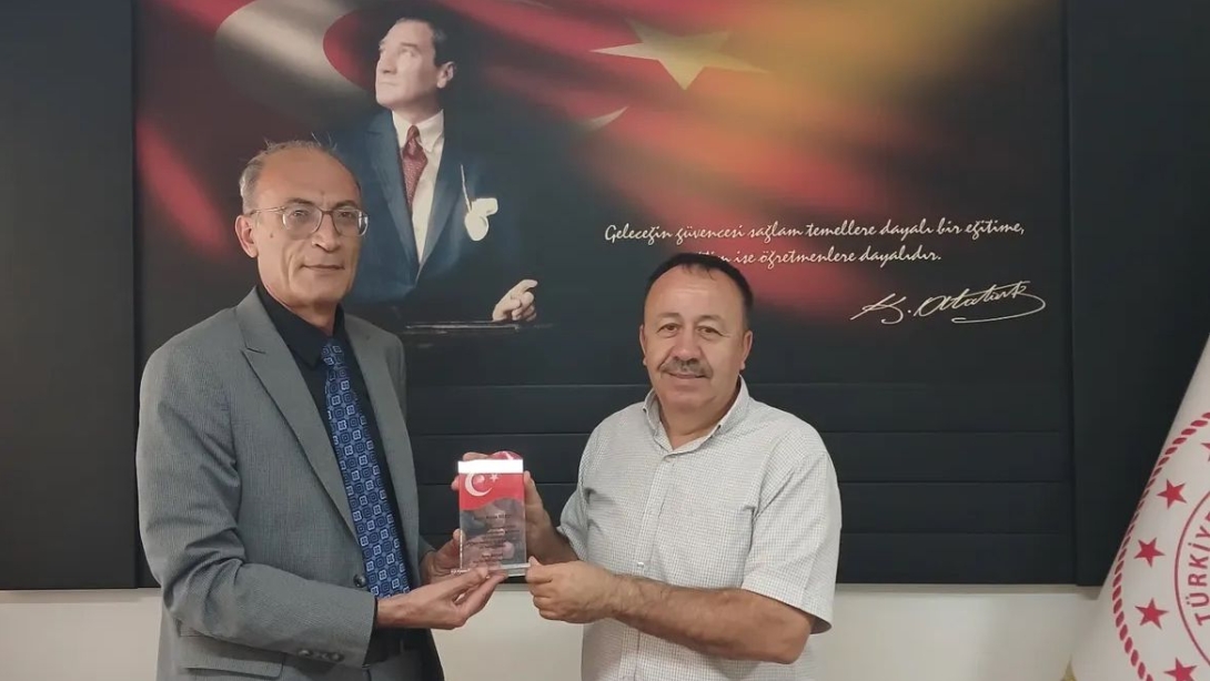 Öğrencilerimize Destek Veren Kurum ve Kişilere Teşekkür Plaketi